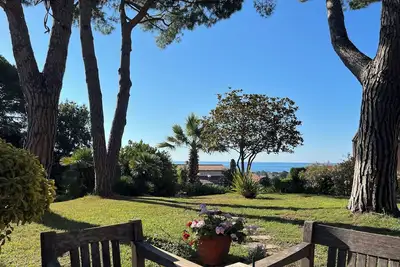Image de Villa avec vue mer, piscine, tennis dans un charmant domaine familial! :)