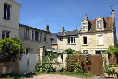 Image de 50 mètres de la mer, petite maison lumineuse et fonctionnelle, pour 4 personnes