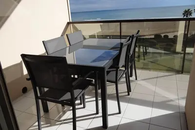Image de Canet Sud, T2 Luxueux climatisé, Vue Mer - Direct Plage, wifi, parking, piscine