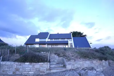 Image de Grande maison surplombant la plage avec vue à 180° sur l'océan.
