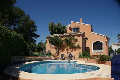Image de Villa de caractère pour familles dans quartier résidentiel avec piscine privée.