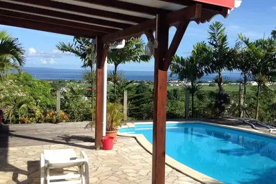 Image de Studio  Sud Est, grande terrasse face à la  mer dans jardin tropical. Piscine.