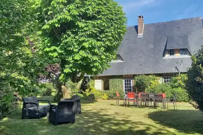 Image de Le clos de Silleron: charme, tradition et grand jardin à deux pas de la plage.