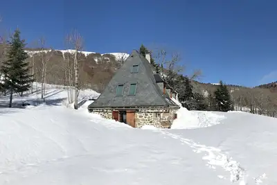 Image de Maison-Villa Buron en pierre au coeur du parc des volcans d'auvergne
