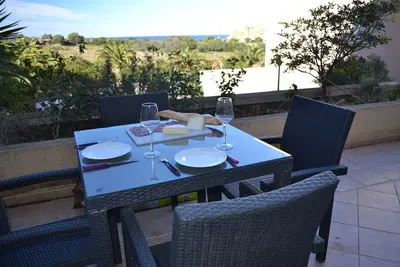 Image de Bel appartement moderne climatisé rez-de-chaussée, vue mer avec grande terrasse.