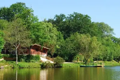 Image de Chalet en bois au bord de l eau