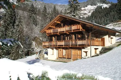 Image de Chalet traditionnel  grand confort 4 étoiles avec Spa et départ skis aux pieds