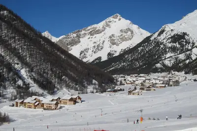Image de Apt ** 4 personnes, les pistes au bout des skis, la piscine à portée de maillot