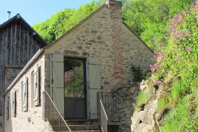 Image de Gîte au milieu de la nature bordé par la rivière. Situé dans l'Auxois Morvan.