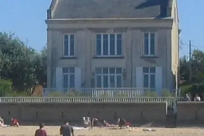 Image de Villa face à la mer et aux vestiges du débarquement