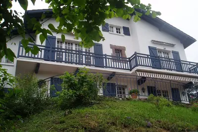 Image de Sur hauteurs St Jean de Luz, belle villa plein Sud 10 pers au calme dans verdure