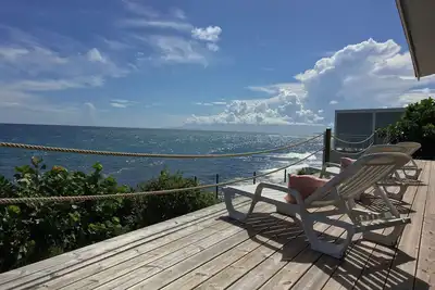 Image de Grand bleu, une villa avec piscine face Ă la mer
