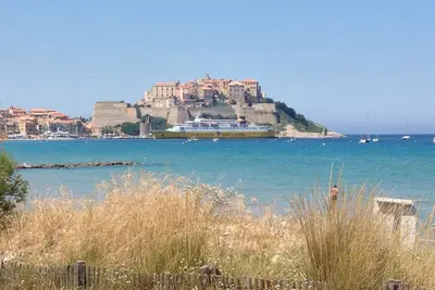 Image de Calvi, T2, Vue mer, Wifi, plage et centre à 5 mn, Climatisé, 4personnes