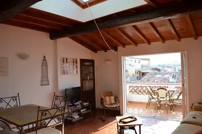 Image de situé dans le vieil Antibes, à 2 pas des commerces, comprenant 2 à 3 couchages