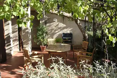Image de T2 avec terrasse, jardin et Wifi entre parc du Luberon et parc du Verdon