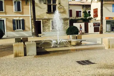 Image de maison spacieuse, à l'intérieur des remparts, patio et clim
