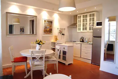 Image de Appartement climatisé, 3 pièces, centre ville historique très calme, 200m plage