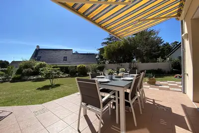 Image de Superbe et chaleureuse villa située à 300 mètres de la mer.