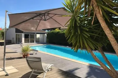 Image de Villa isolée avec un grand jardin, un terrain de pétanque et grande piscine