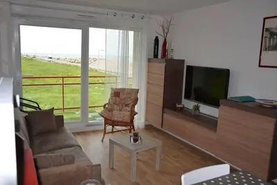 Image de Appartement avec balcon, vue sur mer et falaise, exposition sud.
