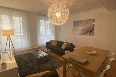 Image de Spacieux appt avec Garage, 3 chambres, idéalement situé au coeur des remparts
