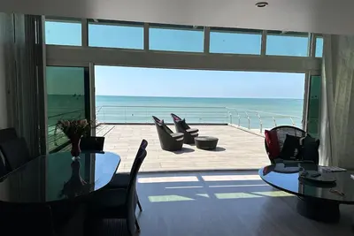 Image de Villa 180m2 -pieds dans l’eau-Terrasse 60m2 sur la mer-4chambres -Garage-Clim
