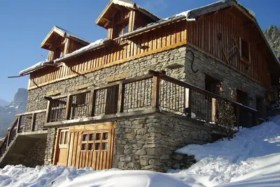 Image de chalet authentique de pierre et de mélèze  a cote des stations avec cheminée