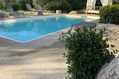 Image de Villa de standing avec coucher de soleil Piscine Jacuzzi Jardin Boulodrome