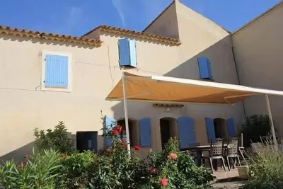 Image de Gîte de 3 chambres au pied du Luberon sur domaine avec piscine