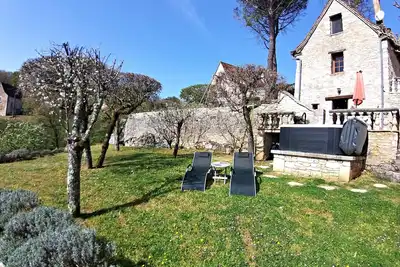 Image de La Pinay-Une petite maison atypique avec spa et clim près de Rocamadour