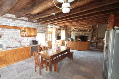 Image de Maison traditionnelle en pierres de pays avec Jacuzzi, cheminée ****