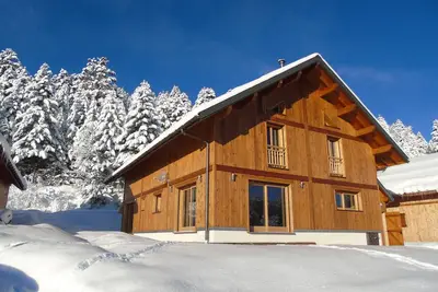 Image de La Feclaz  Apt dans chalet, Skis aux pieds.