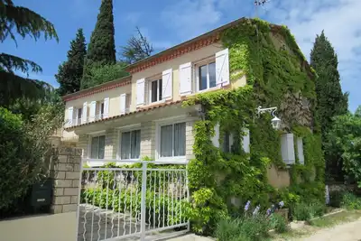 Image de Maison provençale, grande piscine, 1000 m2 de jardin, trampoline et jeux, 3***