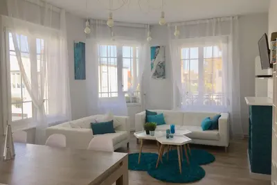 Image de villa entierment renouvée 7 chambres au coeur de la station à 400m de la plage