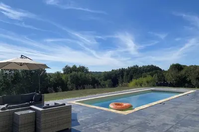 Image de Lumineuse maison d’architecte-piscine privée au sel-magnifique vue sans visà vis