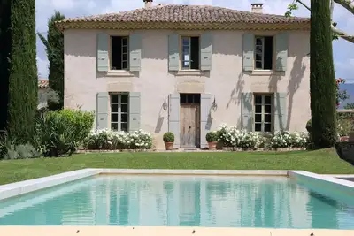 Image de très belle bastide élégamment restaurée, dans sa propriété au coeur du Luberon