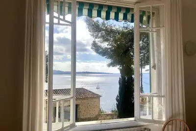 Un petit coin de paradis. . . avec vue spectaculaire sur la baie de sanary