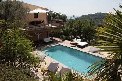 Image de Architect-designed house with a private swimming pool and a panoramic view 4*.