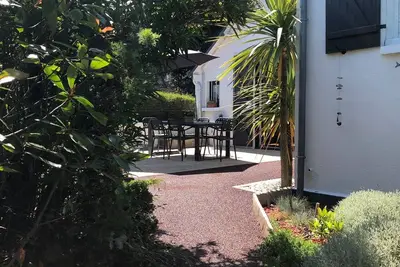 Image de Maison avec jardin proche de la plage de Caroual et du centre.