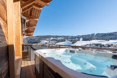 Image de Chalet avec jaccuzi à 2 pas du centre et vue à 180° sur village et pistes