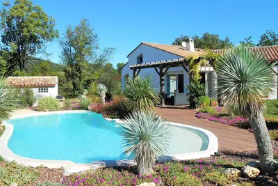 Image de Villa de charme Ă la campagne avec piscine, jardin, plancha, jeux et cigales!