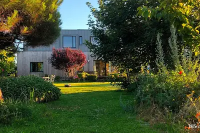 Image de Maison bois avec piscine à 150 m de la plage, grand jardin et potager.