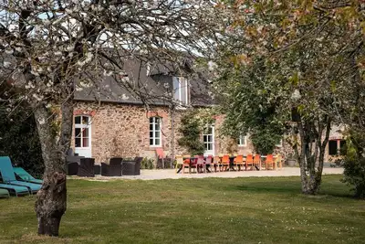 Image de Ravissante Longère, vastes espaces verts, piscine privée couverte
