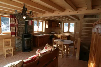 Image de Chalet Savoyard situé dans un village