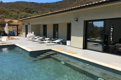 Image de Villa Contemporaine Avec Piscine Et Vue Exceptionnelle A 300 M A Pied De La Mer