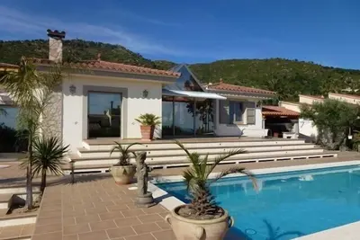 Image de Villa Standing Roses dans parc arboré, Piscine privée, Calme, tous services