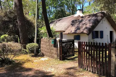 Image de Chaumière dans domaine privé avec piscine et tennis