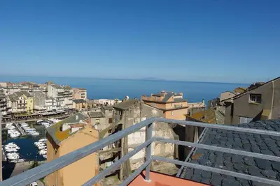 En surplomb du Vieux Port de Bastia