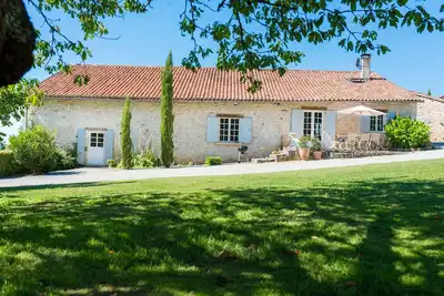 Image de Gîte en Perigord. (youtube) gite les gardes