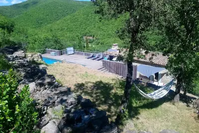 Image de Ancien ermitage accroché à la montagne, piscine, vue magnifique